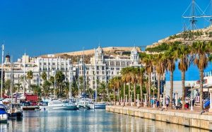 Vistas de Alicante desde el puerto deportivo