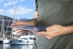 Tablet con apps para cruceros